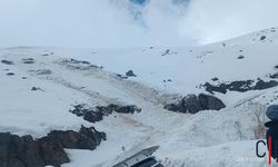 Hakkari’de Çığ Tehlikesi: Merga Bütan Yolunda Araçlar Mahsur Kaldı