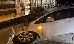 Yüksekova’da Korkutan Kaza: Tırın Altına Giren Otomobilde 2 Yaralı