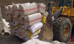 Hakkari'de Belediye Ekipleri Aç Kalan Hayvanlara Yetişti