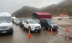 Çukurca Sınır Kapısında “Sistem Yok” Denildi, Araçlar Yolda Kaldı