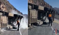 Hakkari-Van Karayolunda Tır Yan Yattı: Facianın Eşiğinden Dönüldü