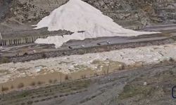 Çığ Kameraya Yansıdı: Kar Kütlesi Zap’a Doğru İndi