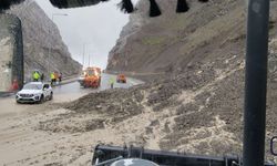 Hakkari–Van Karayolu Depin Mevkiinde Heyelan Yaşandı