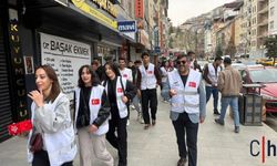 Hakkari'de Geciken 23 Nisan sevinci: Gönüllüler çocukları mutlu etti