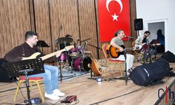 Hakkari’de Müzik Dolu Akşam: Taşdoğan Sahne Aldı