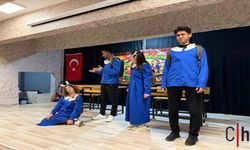 Hakkari'de “Seni Yaramaz Virüs” Miniklerden Büyük İlgi Gördü