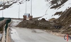 Yüksekova’da heyelan tehlikesi: 5 gündür ulaşım tek şeritten sağlanıyor