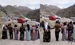 Hakkari'de Heyelan Yolu Kapattı, Nişan Konvoyu Halayla Bekledi