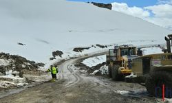 Hakkari-Van Yoluna Alternatif Güzergâh: Ekipler Gece Gündüz Sahada