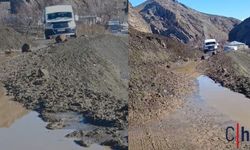 Hakkari’de heyelan: Köy yolunu toprak ve kayalar kapattı