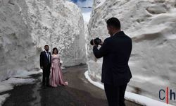 Çiftten Ezber Bozan Kareler: Stüdyoyu Değil, 10 Metrelik Kar Tünelini Seçtiler!