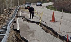 Yüksekova Kara Yolunda "Yarık" Tehlikesi: Sürücüler Acil Önlem Bekliyor