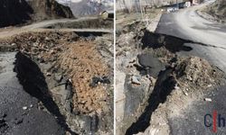 Hakkari Duran kaya yolunda heyelan: Yol ikiye bölündü