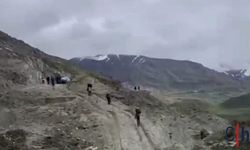 Hakkari'de Heyelan Yolu Kapattı: Yurttaşlar Kilometrelerce Yürümek Zorunda Kalıyor