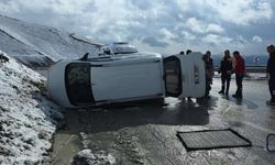 Van-Hakkari Karayolunda Araç Devrildi Yaralılar var