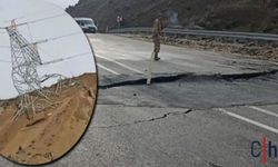 Hakkari-Van yolunda heyelan alarmı: Yol ikiye bölündü, enerji hattı risk altında