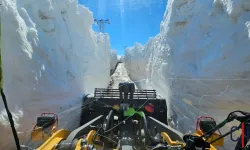 Hakkari’de Karla Mücadele Sürüyor: 6 Metrelik Kar Tünelleri Açılıyor