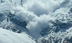 Sümbül Dağı Zirvesinden Çığ İndi: Zap Suyu’nun Akışı Durdu