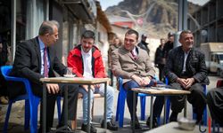 Vali Taşyapan Çukurca’da Sahaya İndi: Esnaf ve Vatandaşın Taleplerini Dinledi