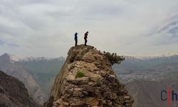Hakkari'de Zirve Tutkusu! CİSAD Dağcıları 2 Bin 500 Rakımdaki Mağarada Geceleyip Sümbül Dağı'na Tırmandı