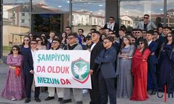 Hakkari'de Ezber Bozan Mezuniyet! Liselilerden Yöresel Kıyafetlerle Halay ve Gündem Olan Amedspor Pankartı