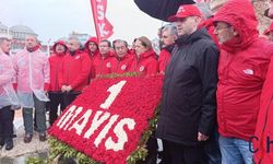 Taksim’de 1 Mayıs Geleneksel Çelenk Bırakma Töreni Yapıldı