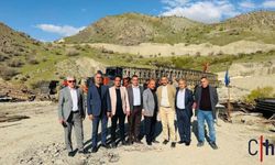 Hakkari Muhtarları Hakkâri-Van Yolundaki Panel Köprüyü yerinde İnceledi