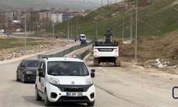 Yüksekova’da Heyelan Temizlenmeyince Tek Şerit Çileye Döndü