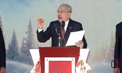 Kılıçdaroğlu Karanfillerle Karşılandı! CHP Genel Merkezi Önünde Sert Mesajlar: "O Baba Ocağında Rüşvet Olur mu?"