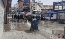Hakkâri Çarşısında Bayram Mesaisi: İtfaiyeden Kapsamlı Temizlik Çalışması