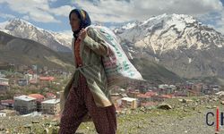 Hakkari’de Yolu Olmayan Anne, Çuvalları Sırtında Taşıyarak Eve Ulaşıyor