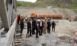 Hakkari-Van Karayolunda Kritik Mesai! Vali Taşyapan ve Ordu Komutanı Topaloğlu Askerin Kurduğu Köprüyü İnceledi