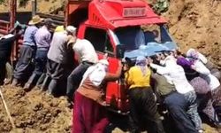 Hakkari'de Çamura Saplanan Kamyoneti Berivanlar Kurtardı