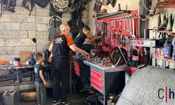 Eşine Yardım İçin Başladı, Şimdi Motor Söküp Araç Tamir Ediyor