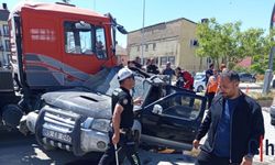Hakkari'de Kavşakta Kaza: Hafif Ticari Araç Vinçle Çarpıştı 1 Yaralı