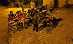 Hakkari’de Mahalle Arasında Kurulan Dev Ekran Çocukları Sevindirdi
