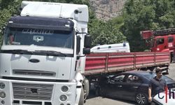 Hakkari'de Otomobil Tırın Altına Girdi: 1 Yaralı