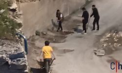 Karşıyaka Mahallesi’nde Vatandaşlar Kendi Yolunu Kendisi Onardı
