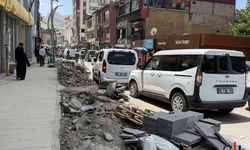 Hakkari’de Kışın Tahrip Ettiği Kaldırımlar Yenileniyor