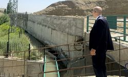 Yüksekova’da sosyal alanlar için perde duvar çalışmaları sürüyor