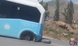 Hakkari’de Halk Otobüsünde Korkutan Arıza: Yokuşta Teker Yerinden Çıktı