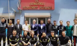 Şemdinli Üzümkıranspor Şampiyonluk Kupasıyla Kaymakam Akpınar’ı Ziyaret Etti