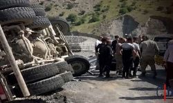 Hakkari-Van Yolunda Hafriyat Kamyonu Devrildi: Sürücü Yaralandı