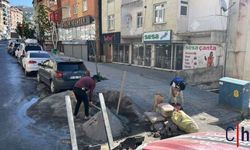 Hakkari Belediyesi'nden Hafta Sonu Mesaisi: Kaldırım ve Yollar Yenileniyor