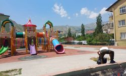 Hakkâri Belediyesi Ekiplerinden Parklarda Hafta Sonu Temizliği