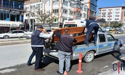 Hakkâri Belediyesi İstiklal Caddesi’ne Yeni Ahşap Oturma Bankları Yerleştirdi
