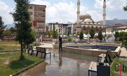 Hakkâri Belediyesi Kent Park'ta Temizlik ve Yıkama Çalışması Yaptı