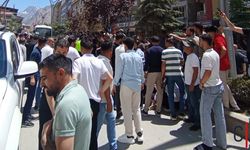 Hakkâri’de Otomobil Anne ve Küçük Kızına Çarptı: 2 Yaralı