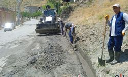 Hakkari Belediyesi yaz sıcağında altyapı mesaisinde