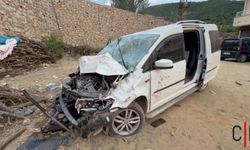 Hakkari'de Trafik Kazası: Araç İstinat Duvarından Düştü, 3 Yaralı